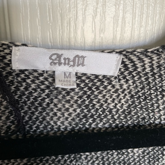 Black and White Patterned Komono Sweater - Picture 3 of 5